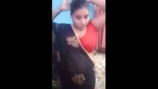 देसी आंटी अकेले अकेले मजे लेते हुए Video